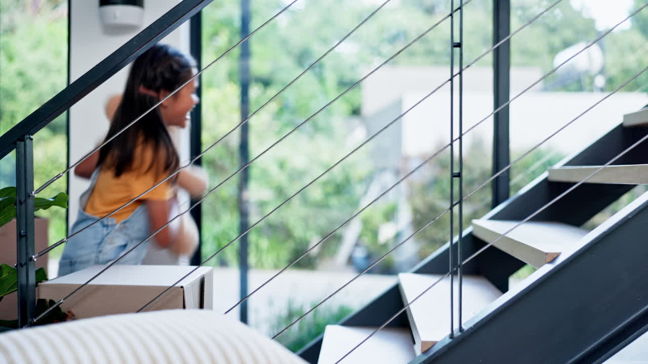 niños emocionados, caja y corriendo por las escaleras en nuevo