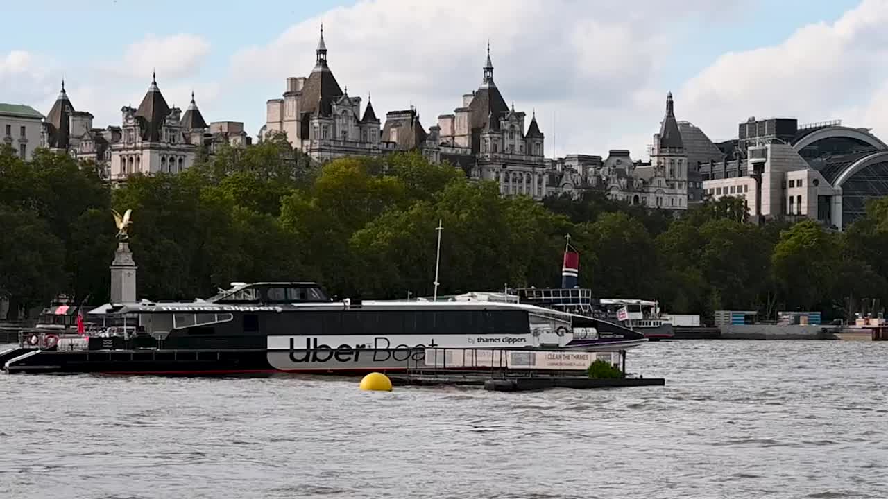 우버 보트 (uber boat by thames clippers) 는 영국 런던의 로열 에어 포스 메모리얼 (royal air force memorial) 을 지나간다.
