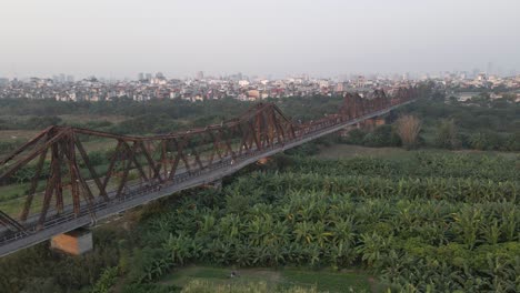 - motos circulan por el puente long bien - hanoi