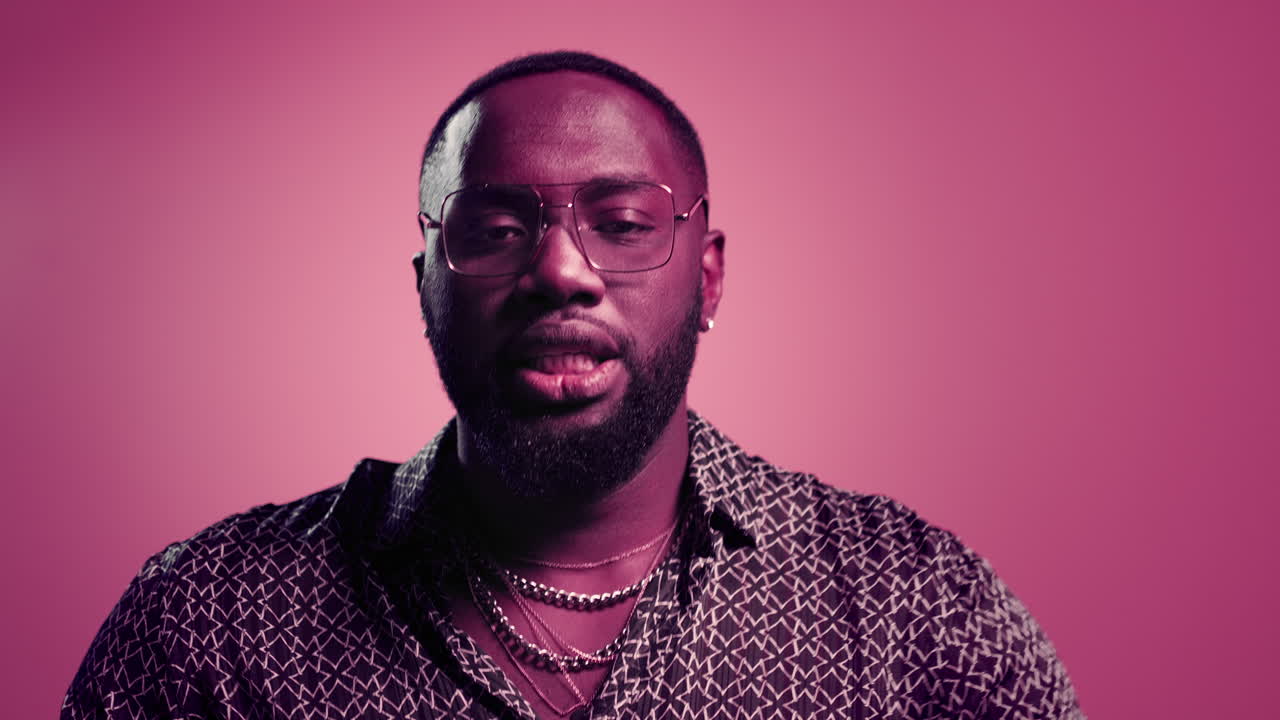 감각적인 아프리카 남자가 실내에서 움직임을 하고 있습니다. 아프리카 남자가 스튜디오에서 춤을 추고 있습니다.