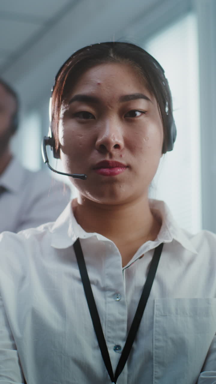 mujer en el centro de llamadas