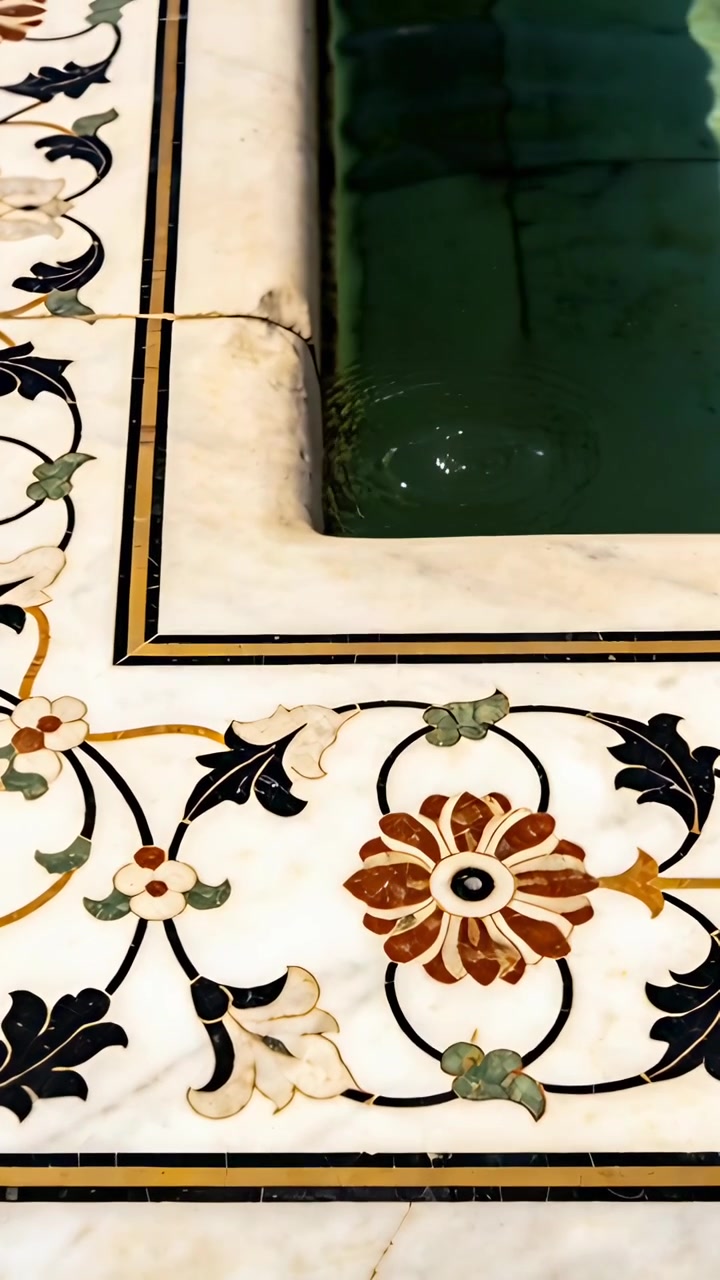 Video verticale: Vista in movimento che mostra un intarsio accanto a un lavabo nel punto in cui un'ondulazione lampeggia su una sottile crepa.
