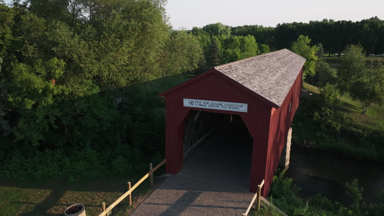 una vista del puente cubierto histórico restante en zumbrota, minnesota, ee.uu.