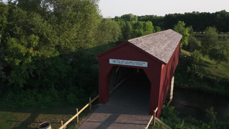 A-View-Of-The-Remaining-Historic-Covered-Bridge-In-Zumbrota,-Minnesota,-USA