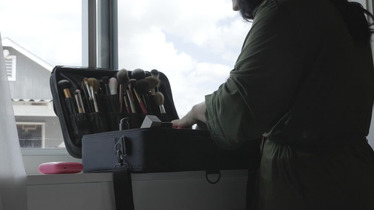 dama de honor en busca de pincel de maquillaje para usar en la novia