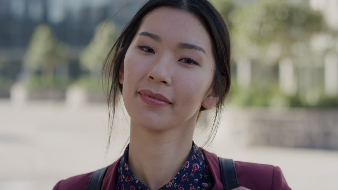 초상화 성공적인 젊은 아시아 여성 학생 미소 자신감 도시에서 편안한 도시 생활 방식을 즐기는 아름다운 독립적인 여성  ⁇ 빛 야외