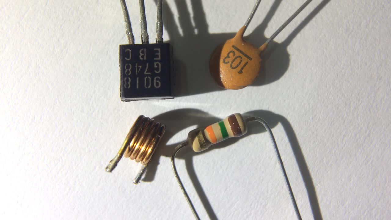 vista macroscópica de la rotación de los componentes electrónicos.