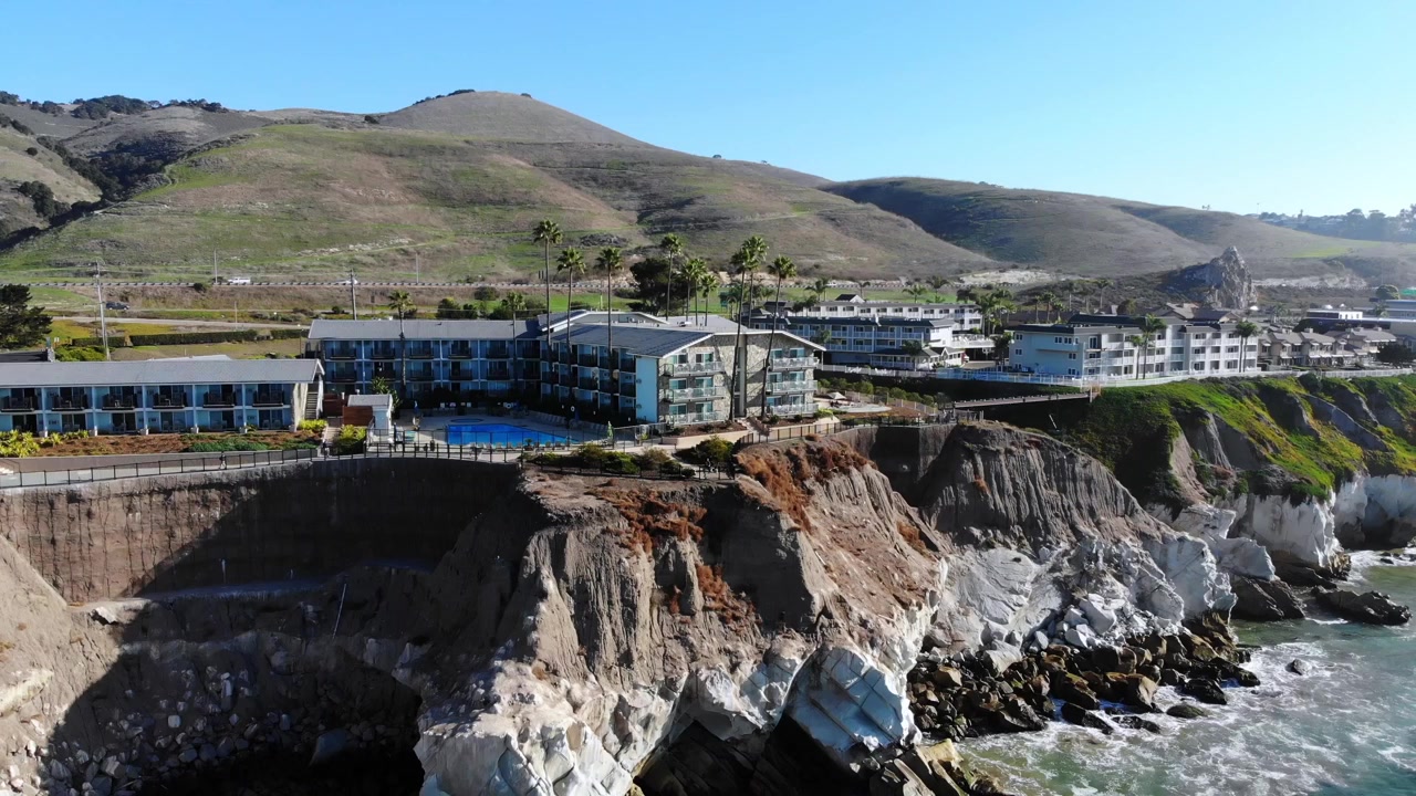 Hotel u útesu, letecký záběr dronem – vzlet nahoru.