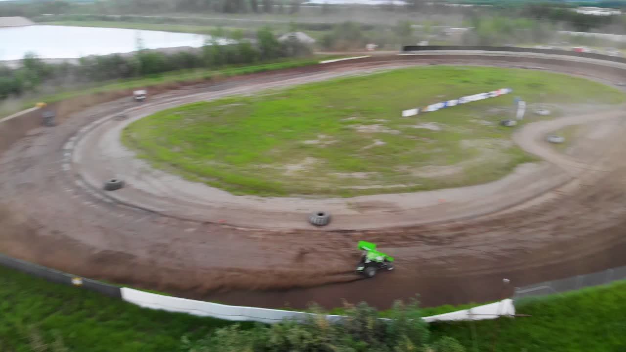 화창한 여름 저녁-4 동안 페어뱅크스의 미첼 레이스웨이에서 스프린트 자동차 경주의 4k 드론 비디오