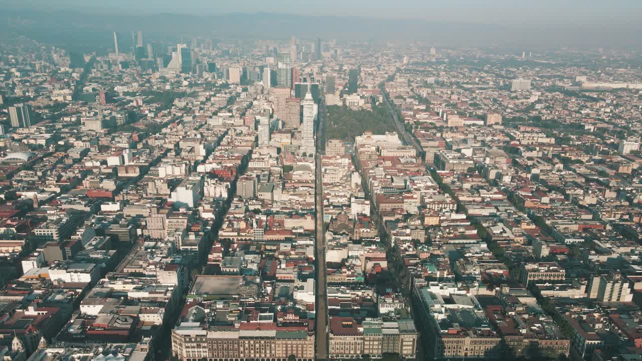 vista aérea frontal del centro de la ciudad de méxico con drone