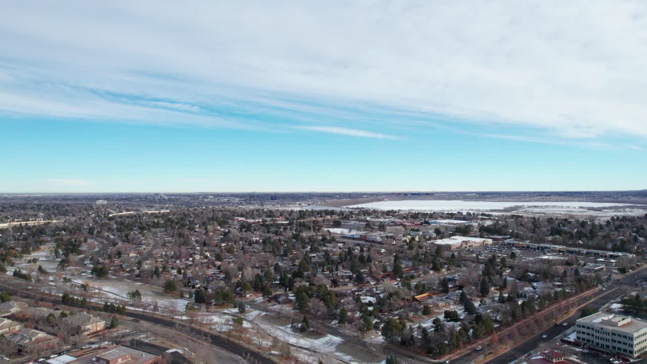 drone vista aérea de denver, casas de los suburbios de colorado en el invierno