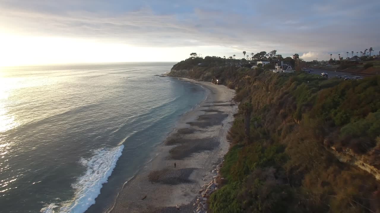 Una splendida vista aerea sopra la costa della California a nord di San Diego