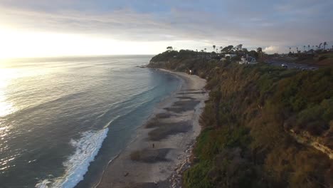 Una-Hermosa-Antena-Sobre-La-Costa-De-California-Al-Norte-De-San-Diego-3