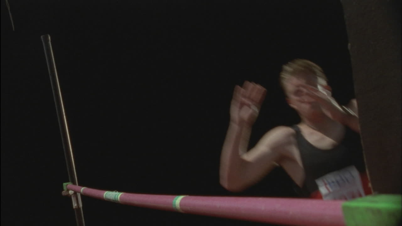 un hombre realiza un salto de altura sobre una barra