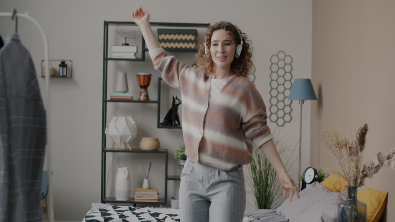 mujer bailando a la música en casa