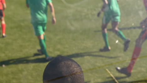 entrenador viendo el partido de fútbol 4k