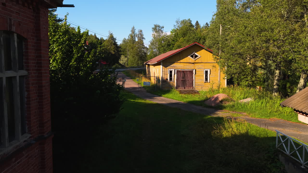Vista aerea che sorvola i vecchi edifici delle ferriere ad Antskog, Finlandia.