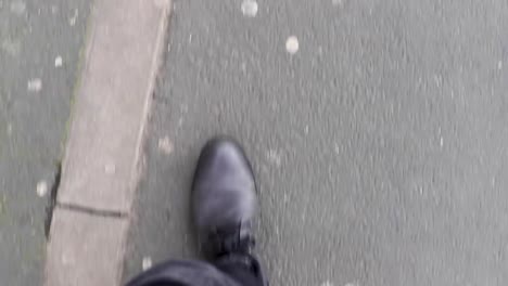 Pov-Männerbeine,-Die-Durch-Die-Straßen-Der-Stadt-Gehen,-Stylische-Stiefel-Und-Dunkle-Jeans-1