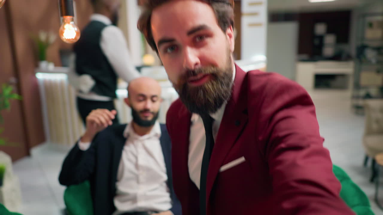 POV: Uomo d'affari condivide idee in chiamata