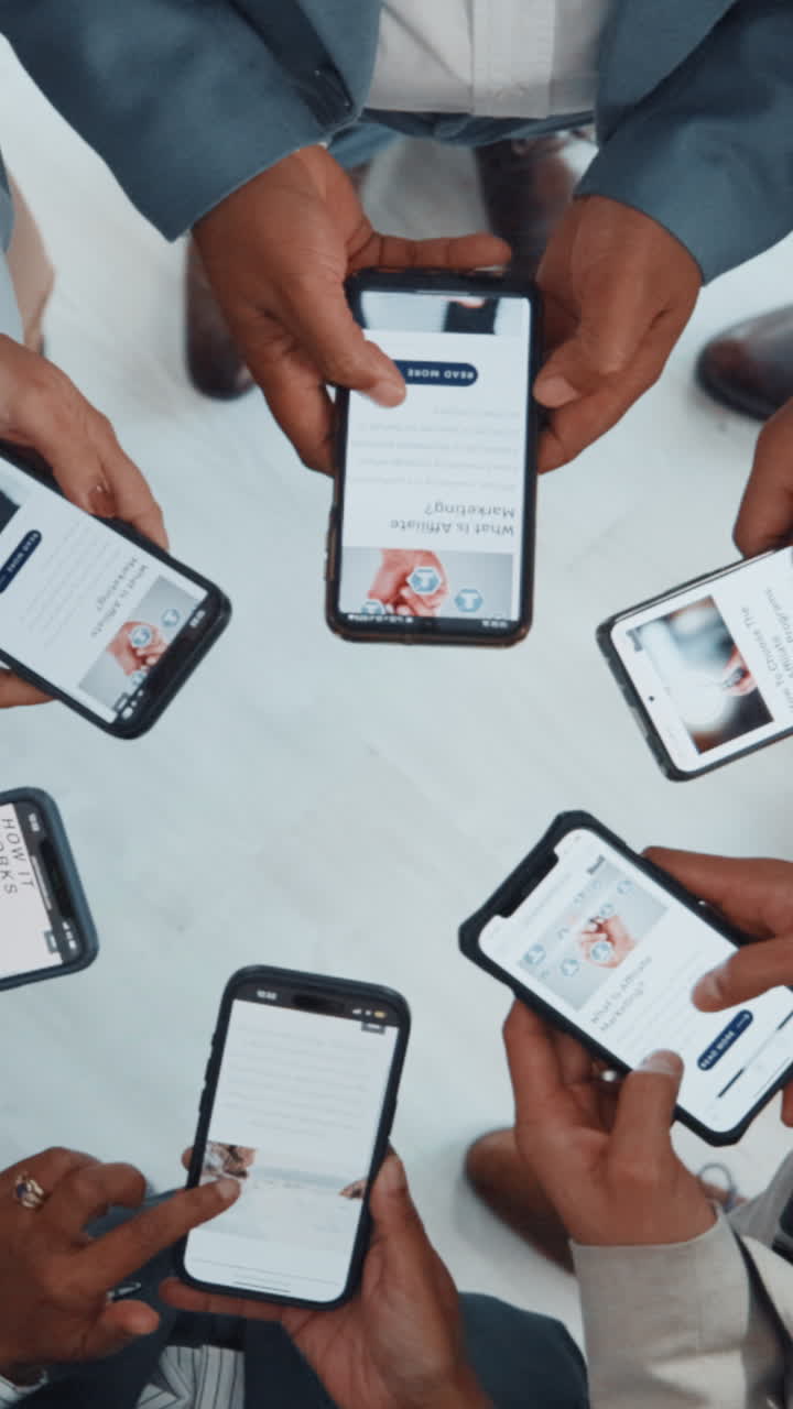 Gruppo di mani con smartphone dall'alto
