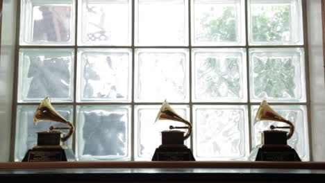 premios grammy en el manto en un estudio de grabación