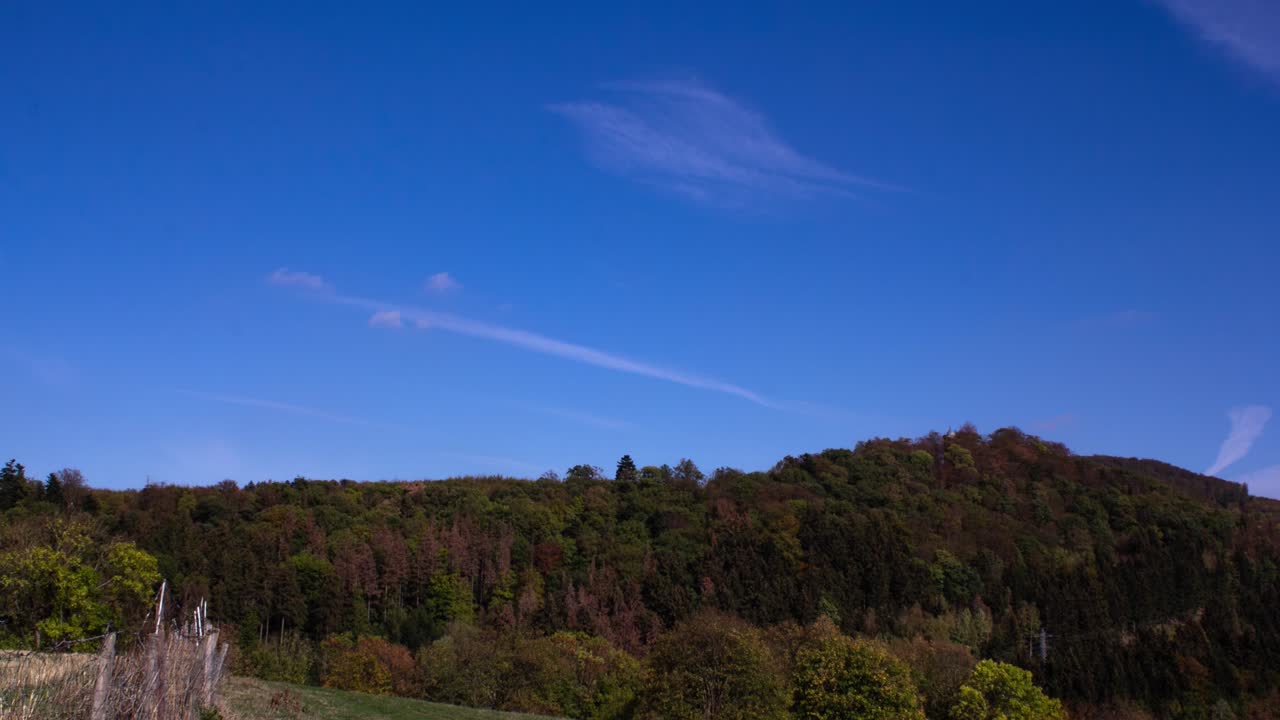 timelapse nubes bosque de turingia día soleado de otoño