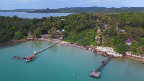 Bahía-De-Ensueño-Con-Embarcadero-Para-Barcos.