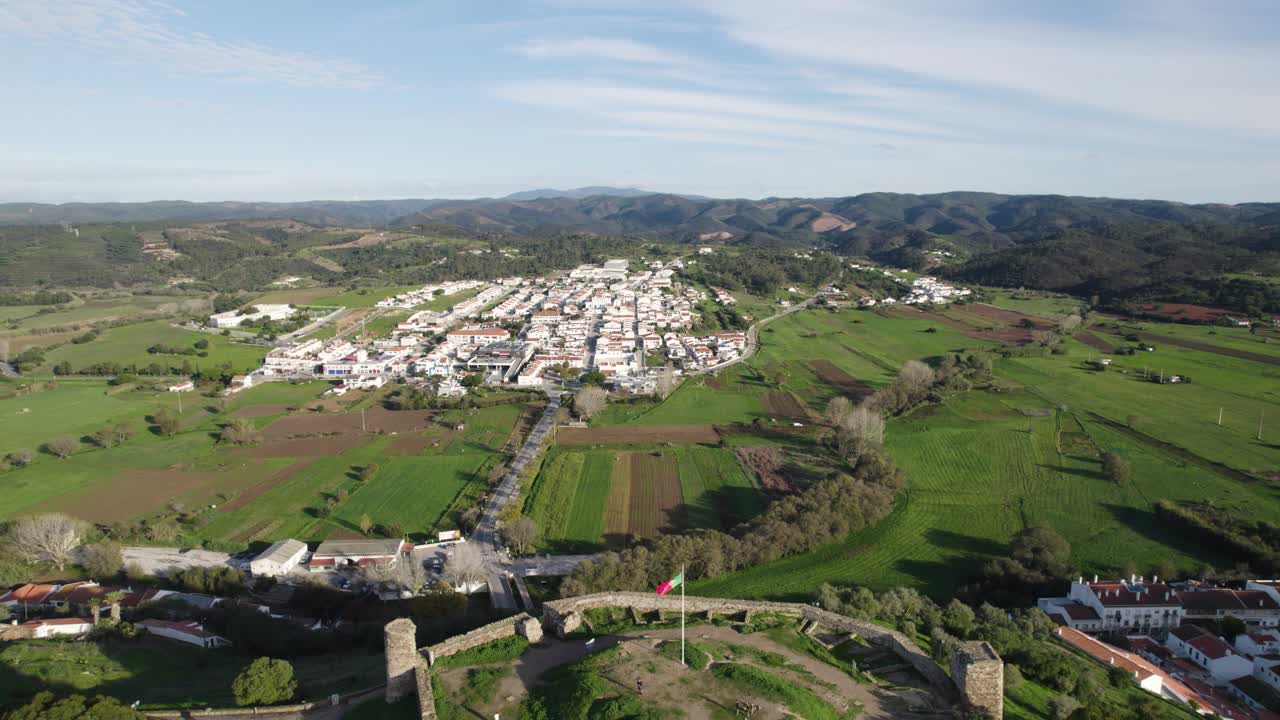 el pueblo de aljezur en medio de campos verdes, algarve - vista aérea