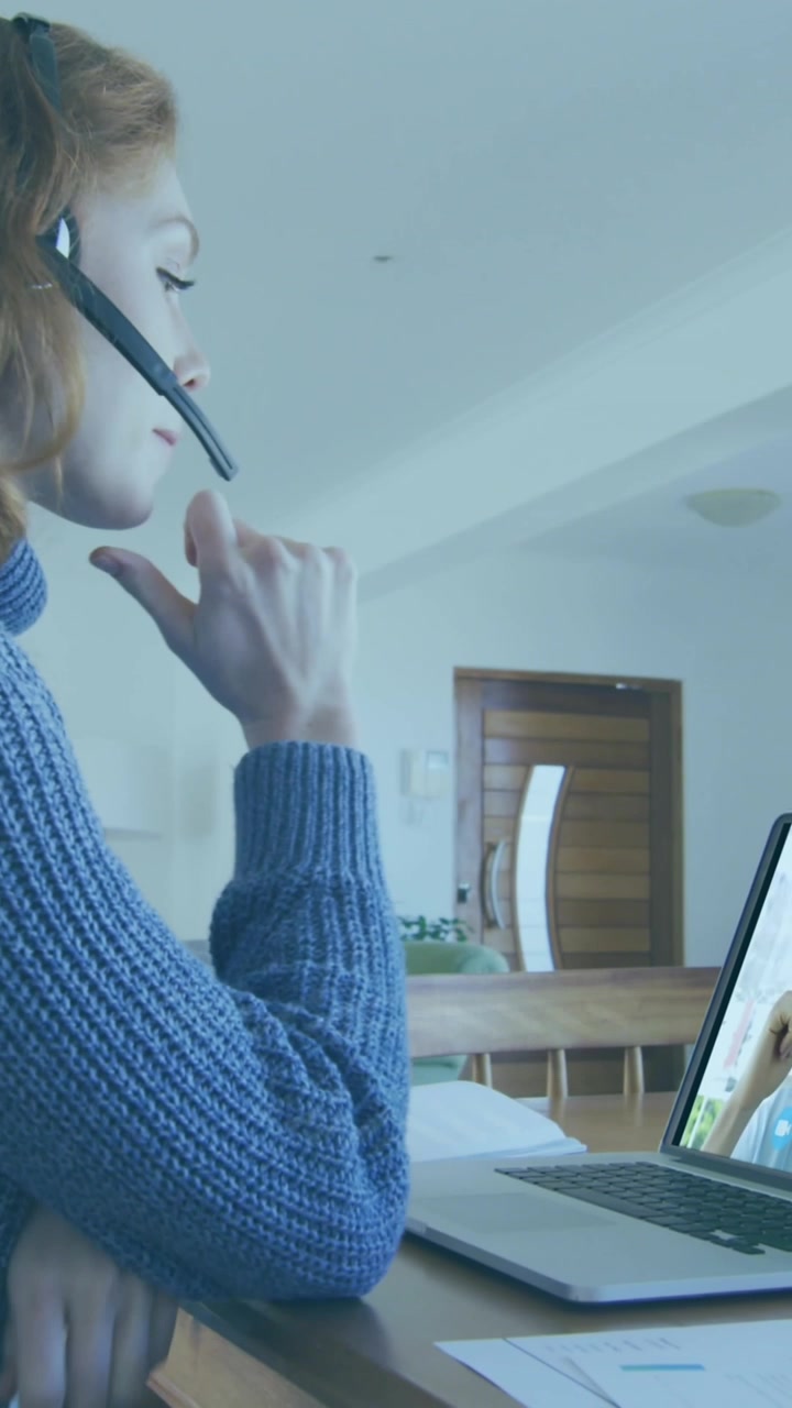 Animación de huella dactilar biométrica sobre una empresaria usando auriculares telefónicos y una computadora portátil