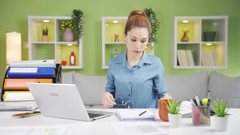 una mujer de negocios cansada y agotada trabajando.