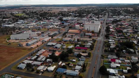 Aerial-view-overlooking-the-Kingaroy-village-and-the-famous-peanut-silos,-in-Australia---circling,-drone-shot