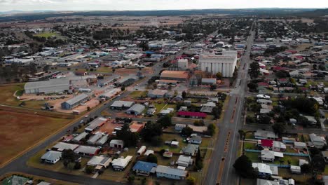 vista aérea con vistas al pueblo de kingaroy y los famosos silos de maní, en australia - dando vueltas, tiro de drones