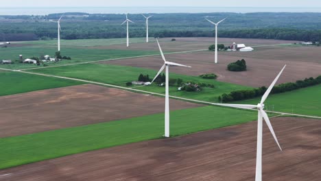 Las-Turbinas-Eólicas-En-El-Noreste-De-Wisconsin-Activan-El-Viento-Produciendo-Electricidad.