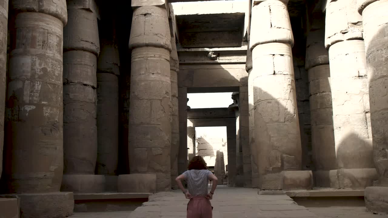 dama explorando el templo de karnak en luxor