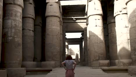 signora che esplora il tempio di karnak a luxor