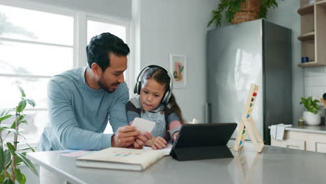 Hilfe-Bei-Den-Hausaufgaben,-Vater-Und-Kind-Mit-Tablet