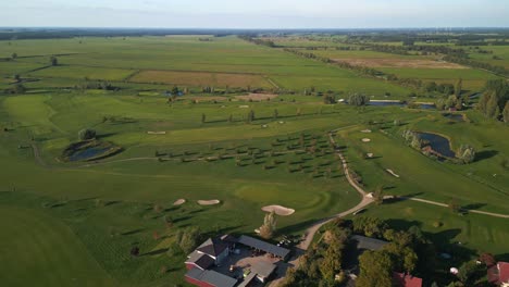 Ruhige-Luftaufnahme-Flug-Breite-Umlaufbahn-übersicht-Drohne-Des-Golfplatzes-Im-Wald-Wald