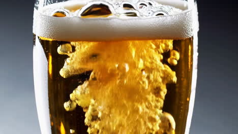 un vaso de cerveza con burbujas