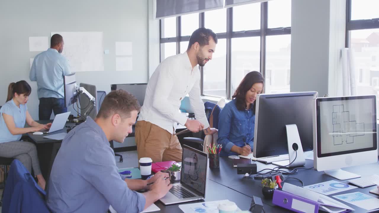 Gente de negocios trabajando en oficina moderna