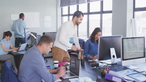 personas de negocios que trabajan en oficinas modernas