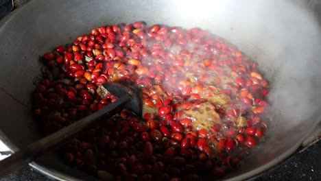 proceso de cocción de piel de melinjo o fruta de gnemon gnetum rojo