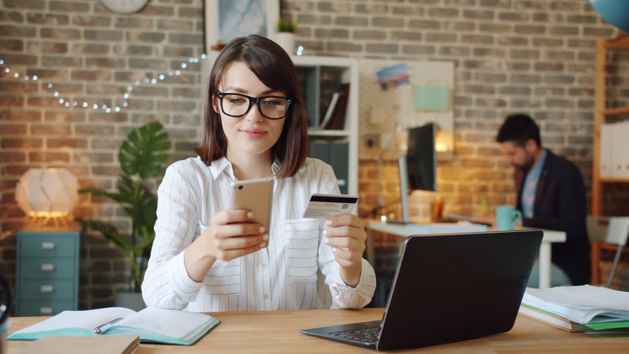 mujer haciendo pago en línea