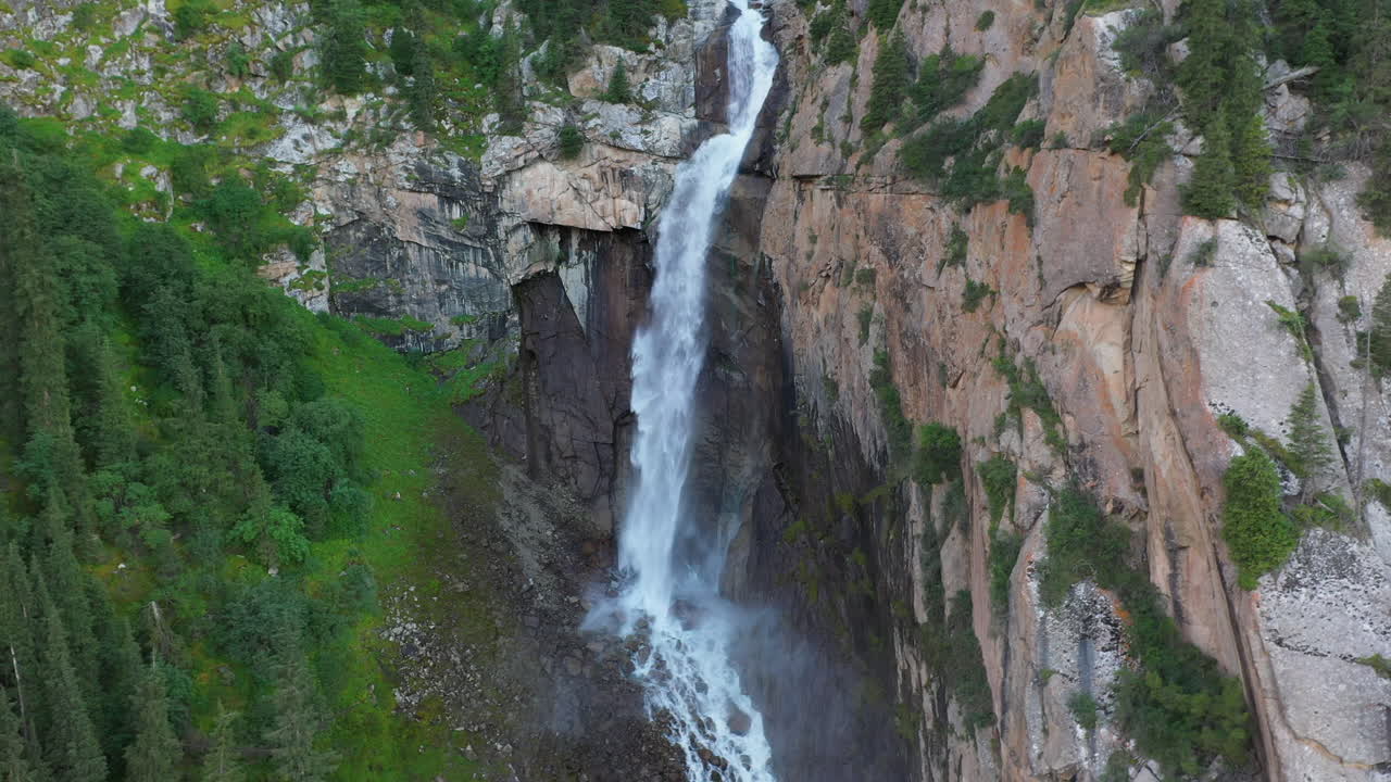 Ripresa con drone della Cascata Barskoon nel Canyon delle Fiabe in Kirghizistan, ampio filmato aereo rivelatore.
