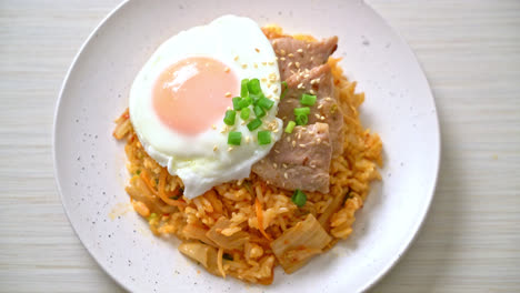 arroz frito kimchi con huevo frito y cerdo - estilo de comida coreana