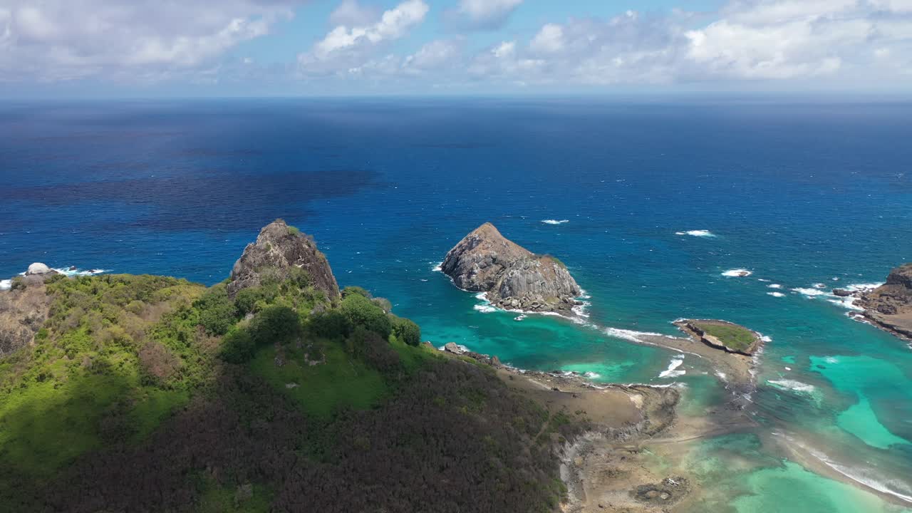 Vista drone della spiaggia di Sueste nell'arcipelago di Fernando de Noronha, Brasile