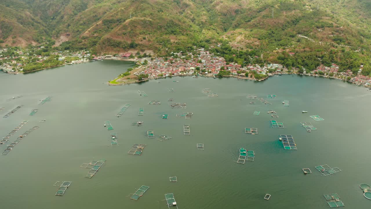 필리핀 타알 호수 (taal lake) 에 있는 생선 농장.