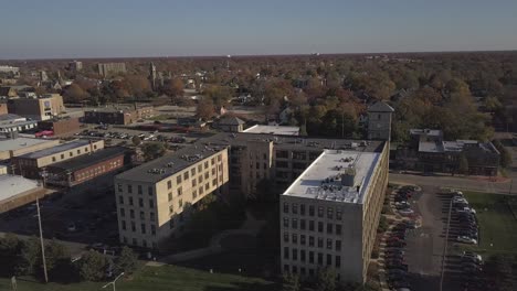 Rotierende-Luftaufnahme-Von-Gebäuden-Und-Verkehr-In-Der-Innenstadt-Von-Muskegon,-Michigan