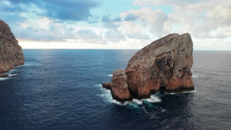 vista aérea orbital de la isla de foradada desde el mirador de la foradada, capo caccia, alghero, cerdeña, italia