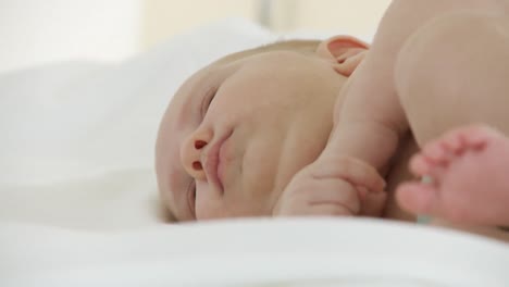 Süßes-Junges-Baby,-Das-Auf-Einem-Bett-Liegt