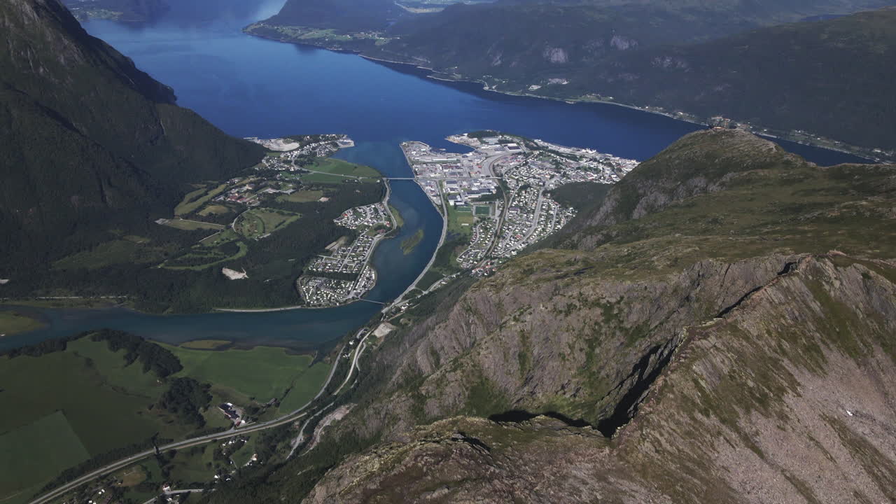 vista aérea de la ciudad de andalsnes y el fiordo de romsdal desde la zona de senderismo de romsdalseggen en rauma, noruega